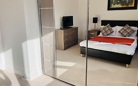 Elegant Double Room In A Family Home With Shared Bathroom In Central Reading